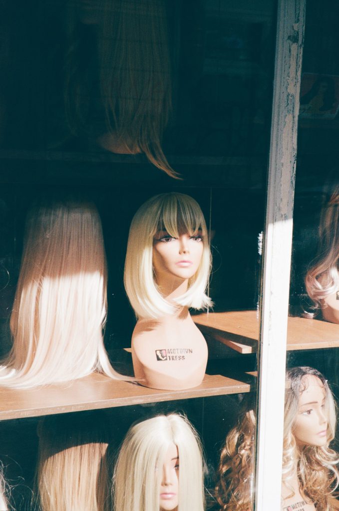 Coiffure mixte démontrée en salon à Arras